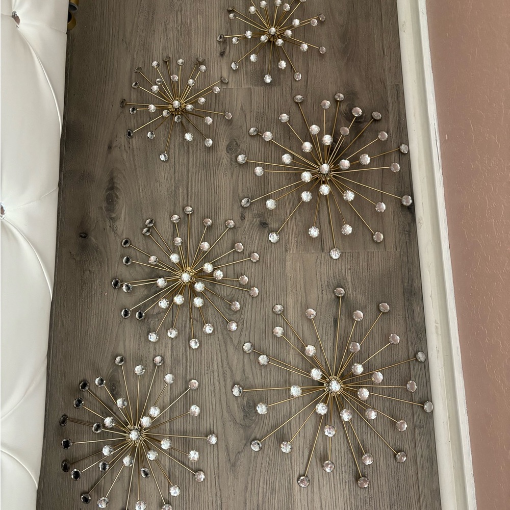 Flower Wall decor diamond & gold. Just like new, total of 6 pieces